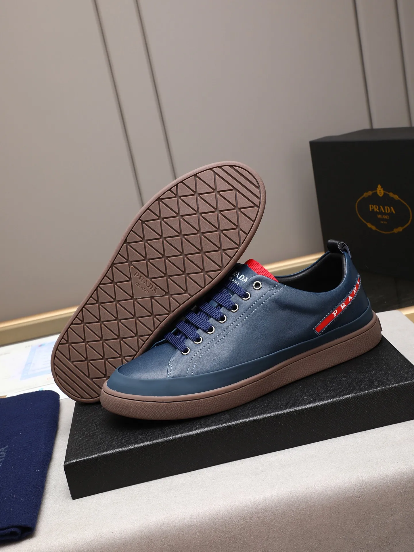 Men's shoes💰420💰 Brand: PRADA (Prada) Standard code: Men's code 38–44 (45 can be customized) Material: Original cowhide, breathable sheep lining Special outsole Style category: Men's fashionable casual sneakers Low-key luxury! Color: actual picture color
